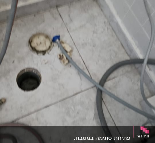 צינורות וחיבורים על רצפת חדר אמבטיה